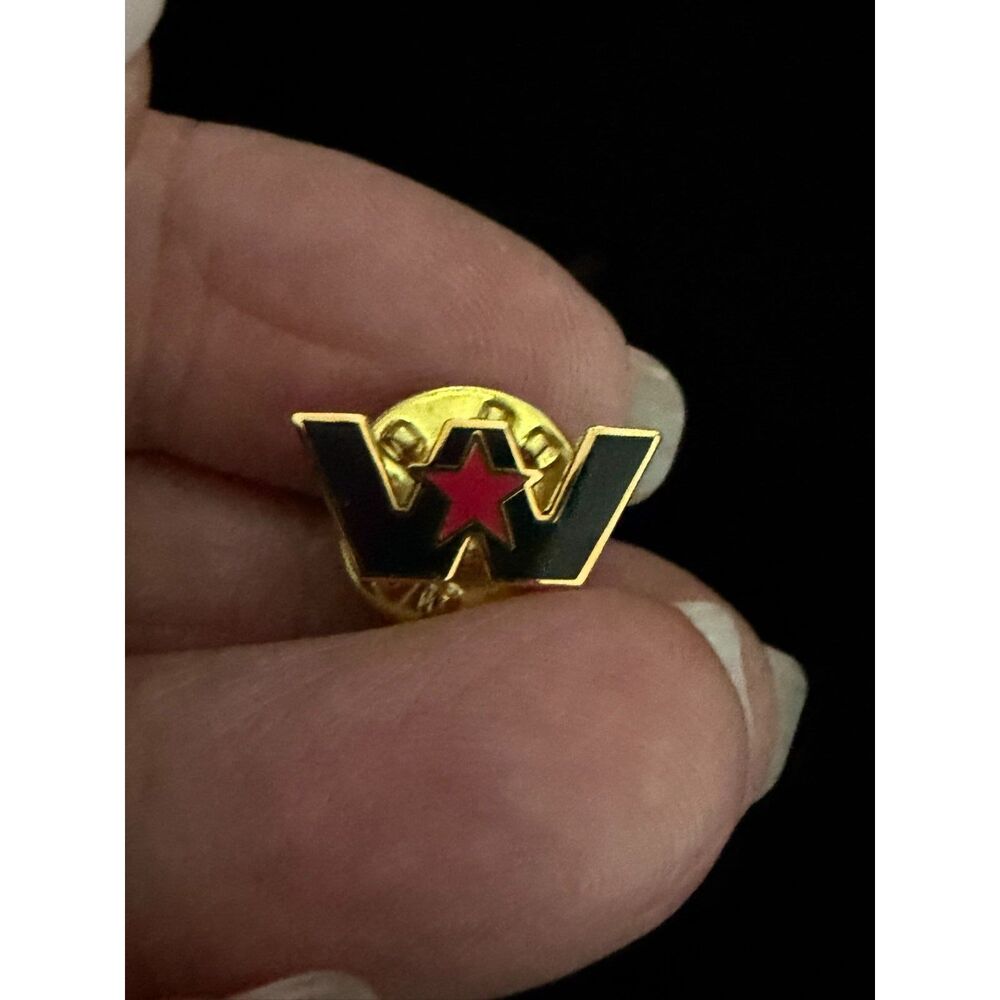vtg western Star trucks logo lapel pin with red star